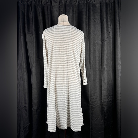 (L/XL) Simply Noelle Gray and White Horizontal Striped Tunic - Picture 5 of 13